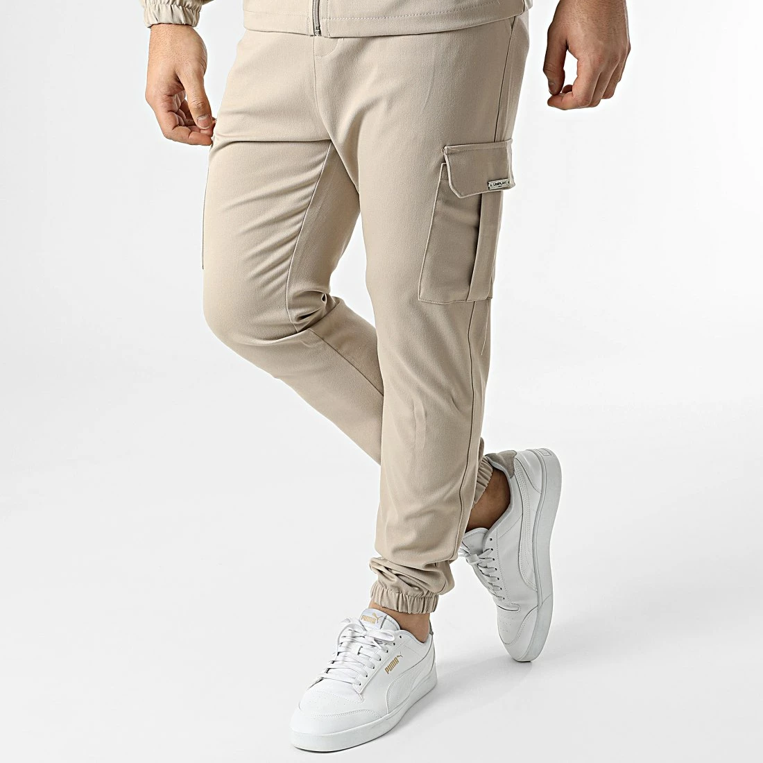 Budget 🎁 Ensemble Veste Zippée Et Jogger Pant MK-18 Beige de Uniplay ❤️ 6 Budget 🎁 Ensemble Veste Zippée Et Jogger Pant MK-18 Beige de Uniplay ❤️ – Image 4