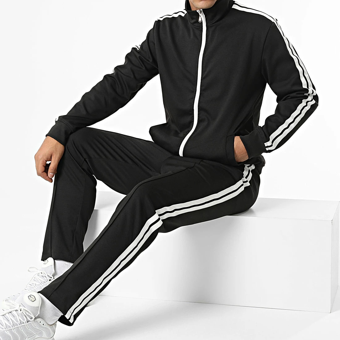 Le moins cher 🎉 Ensemble Veste Zippée Et Pantalon Jogging A Bandes SH-56 Noir de Uniplay 😉 3 Le moins cher 🎉 Ensemble Veste Zippée Et Pantalon Jogging A Bandes SH-56 Noir de Uniplay 😉