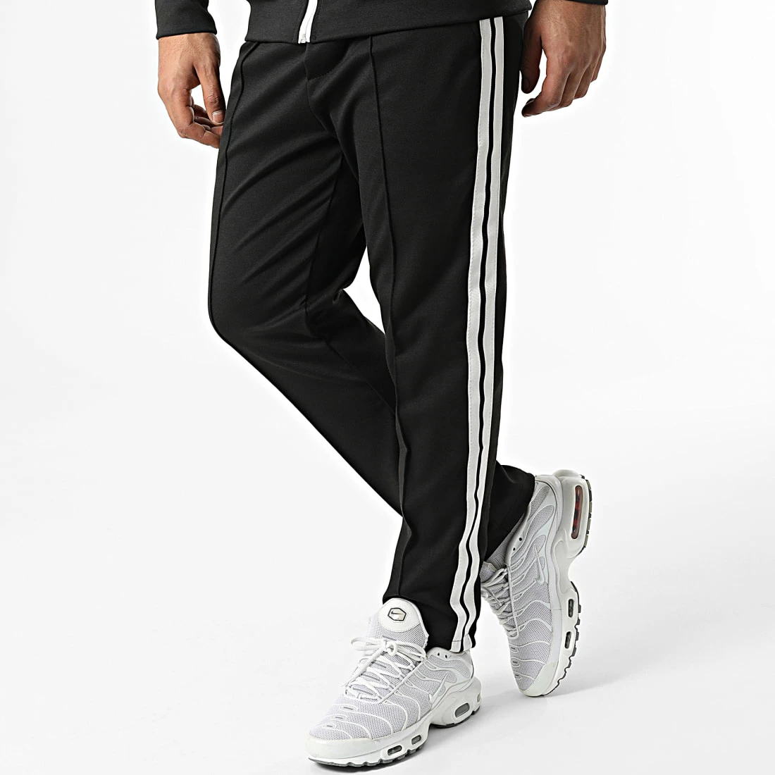 Le moins cher 🎉 Ensemble Veste Zippée Et Pantalon Jogging A Bandes SH-56 Noir de Uniplay 😉 6 Le moins cher 🎉 Ensemble Veste Zippée Et Pantalon Jogging A Bandes SH-56 Noir de Uniplay 😉 – Image 4